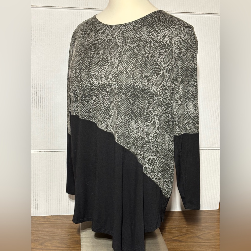 Full Figured Fashionista women’s 3X black and gray top.34”L slant to left hem L
